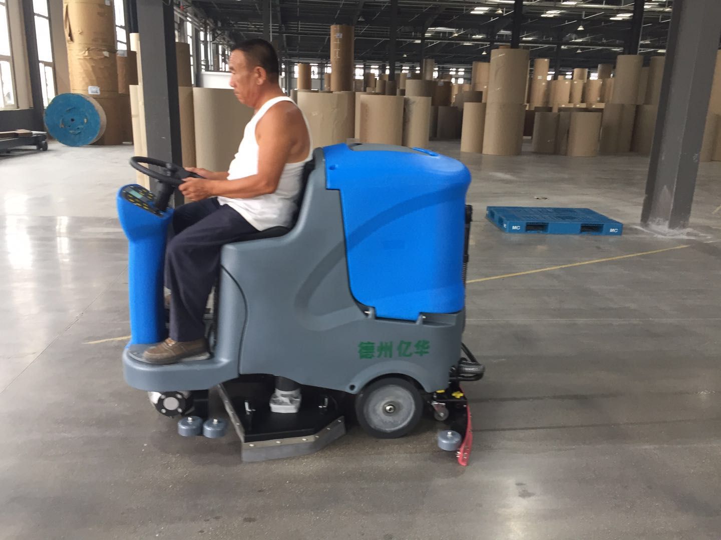 亿民驾驶式洗地机在工厂车间清洁